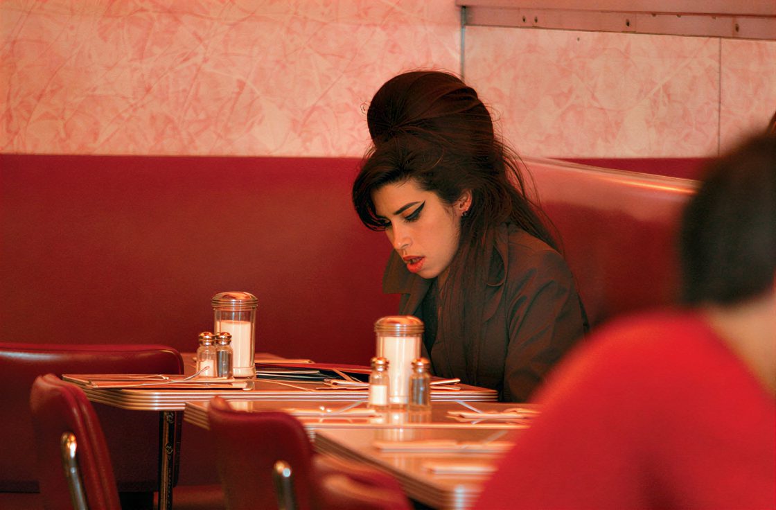 Amy Winehouse in a booth at Florent, 2006